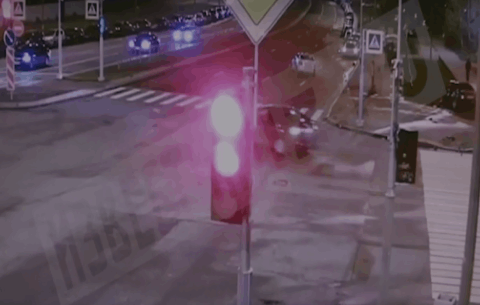 STRAHOVITI SUDAR NA SRED RASKRSNICE: U punoj brzini prošao na žuto i zakucao se u druga kola (UZNEMIRUJUĆI VIDEO)